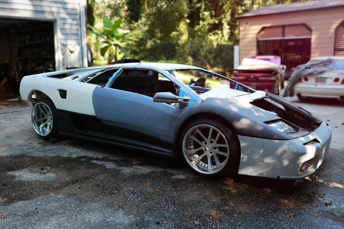Lamborghini Diablo hàng hiếm là dòng siêu xe nổi tiếng được sản xuất trong 11 năm, từ 1990 - 2001, với tổng cộng 2.884 chiếc. Trên thị trường xe đã qua sử dụng, nó không rẻ chút nào. Vào hồi đầu năm nay, có chiếc Lamborghini Diablo SV Monterey Edition hàng hiếm đã từng được bán với giá 235.000 USD (khoảng 5,4 tỷ đồng). Do đó, sẽ không bất ngờ nếu Lamborghini Diablo bị "làm nhái" bởi những người không đủ điều kiện kinh tế nhưng lại thừa đam mê.