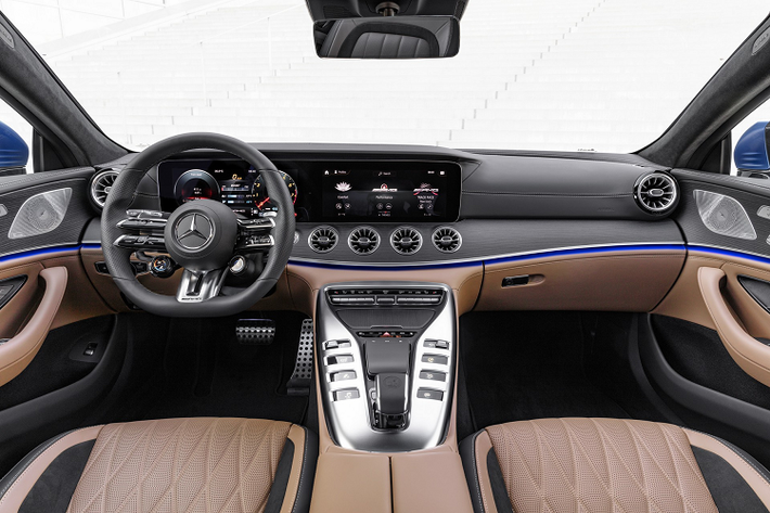 Bên trong, xe có vô-lăng AMG Performance kiểu mới được tích hợp thêm cảm biến phát hiện người lái không đặt tay lên vô-lăng và các nút chức năng nổi bật hơn.