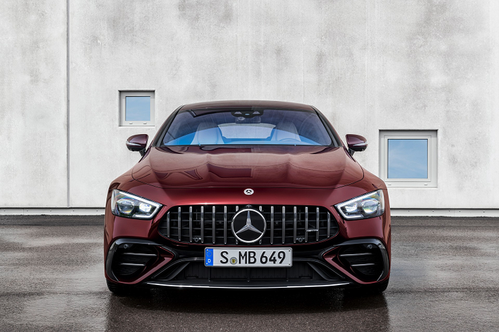 Khách hàng cũng có thể trang bị thêm các gói tùy chọn ngoại thất như Silver Chrome Exterior Package, AMG Exterior Carbon Fiber Package I. Trước đây, Silver Chrome Exterior Package là gói nâng cấp độc quyền cho phiên bản GT 63 S.