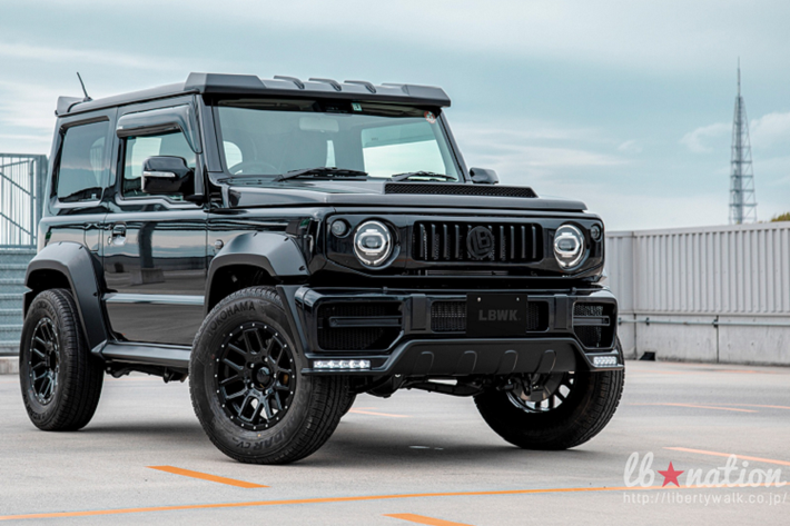 Suzuki Jimny giá rẻ hiện hành là mẫu xe off-road cỡ nhỏ được ưa chuộng tại châu Âu và Mỹ. Với kiểu dáng vuông vức, cổ điển, mẫu SUV của Suzuki được nhận xét là "phiên bản thu nhỏ" của huyền thoại Mercedes-Benz G-Class.