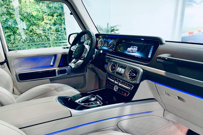 Mercedes-AMG G63 thế hệ mới được trang bị động cơ tăng áp V8 4.0L, sản sinh công suất 585 mã lực tại 6.000 vòng/phút và mô-men xoắn 850 Nm tại 2.500-3.500 vòng/phút. Hộp số tự động 9 cấp và hệ dẫn động bốn bánh toàn thời gian 4Matic. Xe có khả năng tăng tốc 0-100 km/h trong 4,5 giây, vận tốc tối đa 220 km/h.