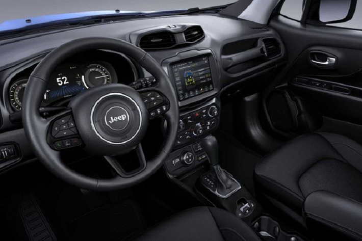 Chiếc Jeep Renegade Impulse đặc biệt này được trang bị gương chiếu hậu gập điện có chức năng sưởi và chống chói, ngăn để đồ dưới ghế hành khách phía trước, thảm lót sàn chống thấm nước và tính năng mở khóa không cần chìa.