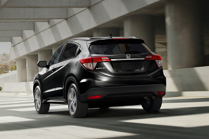Riêng biến thể Honda HR-V Sport Hybrid i-DCD sẽ được trang bị đèn pha LED, đèn sương mù LED và đèn hậu LED theo tiêu chuẩn. Màu sơn trắng Orchid White Pearl sẽ bị loại bỏ khỏi bảng màu của HR-V Hybrid 2021, thay thế vào đó là màu trắng Platinum White Pearl. Phiên bản hybrid cũng có vô lăng ba chấu bọc da mới.