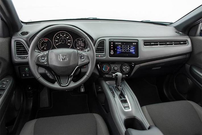 Với khoang nội thất, tất cả các phiên bản của Honda HR-V 2021 nâng cấp mới đều được trang bị màn hình giải trí cảm ứng 7 inch mới, tương thích Apple CarPlay và Android Auto. Ngoài ra, còn có 2 cổng sạc USB ở khu vực bảng điều khiển trung tâm.