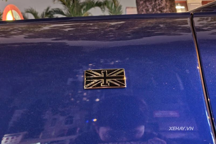 Những chi tiết còn lại của Continental GT First Edition gần như giống hệt Continental GT thông thường, từ nắp ca-pô dài và thấp mang đậm chất Gran Tourer, cho tới lưới tản nhiệt kim loại sáng bóng nổi bật cùng cặp đèn pha kép được trang bị công nghệ LED Matrix và hiệu ứng pha lê vô cùng huyền ảo.