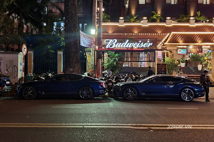 Chiếc Bentley Continental GT First Edition đầu tiên tại Việt Nam sở hữu bộ cánh màu xanh Sequin Blue kết hợp cùng nhiều chi tiết nhôm sáng bóng, giúp tăng thêm vẻ cao cấp và hào nhoáng của xe.