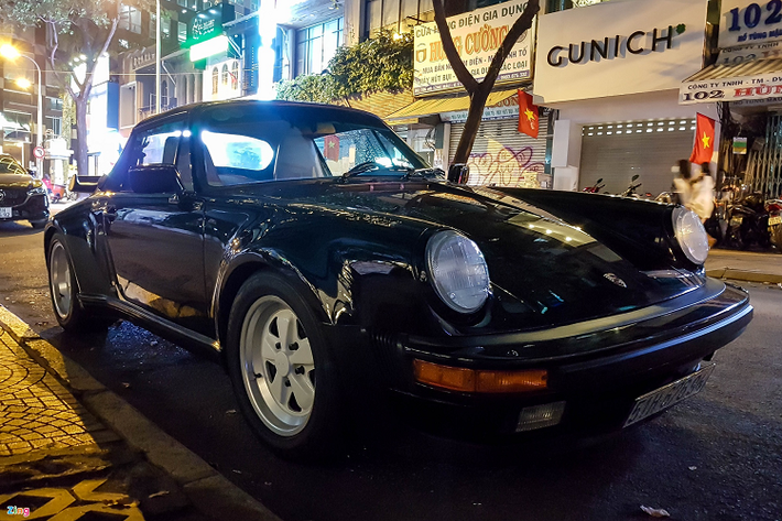 Một mẫu Porsche 911 Turbo cổ hiếm gặp xuất hiện tại trung tâm quận 1. Chiếc xe vẫn giữ được vẻ đẹp trường tồn theo thời gian cùng nhiều đặc điểm có thể vẫn được bắt gặp trên các dòng Porsche 911 hiện đại.