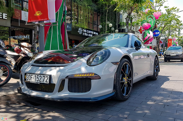 Mẫu xe thể thao Porsche 911 GT3 với mã nội bộ 991 xuất hiện trên phố đi bộ Nguyễn Huệ. Xe được trang bị động cơ boxer 6 xilanh dung tích 3.8L sản sinh công suất tối đa 475 mã lực.