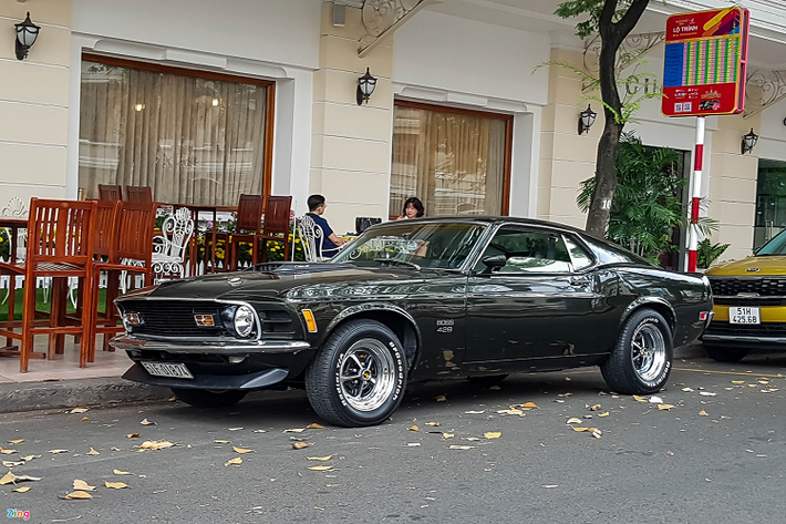 Chiếc Ford Mustang cổ nổi bật trên phố với thiết kế đặc trưng fastback. Số lượng Ford Mustang tại Việt Nam đã lên đến hàng chục chiếc với nhiều thế hệ và biến thể khác nhau.
