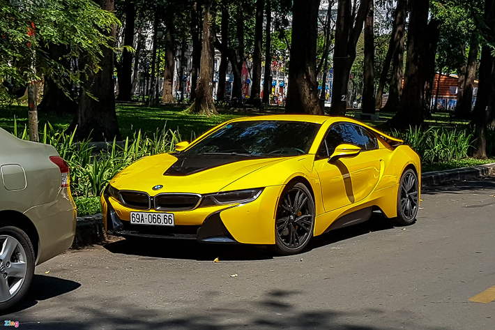 Là mẫu xe hybrid nổi tiếng của BMW, i8 từng có thời gian gây sốt trong giới chơi xe Việt Nam vào khoảng thời gian 2015-2016. Xe được trang bị động cơ đốt trong dung tích 1.5L 231 mã lực và motor điện sản sinh công suất 143 mã lực. Tuy nhiên, kể từ giữa năm 2020, BMW i8 đã bị dừng sản xuất sau 6 năm ra mắt.