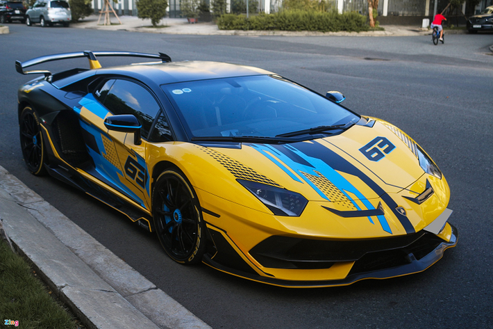 Là siêu xe mạnh nhất của Lamborghini tại Việt Nam, Aventador SVJ có số lượng khá hạn chế. Đã có 3 chiếc Aventador SVJ lăn bánh tại Việt Nam, bao gồm 2 chiếc bản Coupe và 1 chiếc Roadster. Dù số lượng không nhiều, chủ nhân chiếc Lamborghini Aventador SVJ hàng hiếm này vẫn muốn siêu xe nổi bật hơn khi trang bị gói độ của Novitec và bộ decal mới.