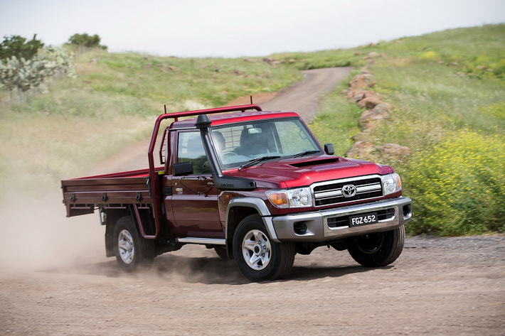Theo đó, toàn bộ các phiên bản Toyota Land Cruiser 70 Series 2022 mới này sẽ thừa hưởng thiết kế và trang bị từ mẫu bán tải cabin đơn Land Cruiser 70 Series đơn từ năm 2016. Như vậy, Toyota Land Cruiser 70 Series phiên bản mới sẽ được trang bị bộ khung mới cứng cáp hơn, thêm túi khí cùng nhiều tính năng an toàn khác như hệ thống ổn định thân xe, hệ thống phanh tự động khẩn cấp, hệ thống phân bổ lực phanh và hệ thống hỗ trợ khởi hành ngang dốc.