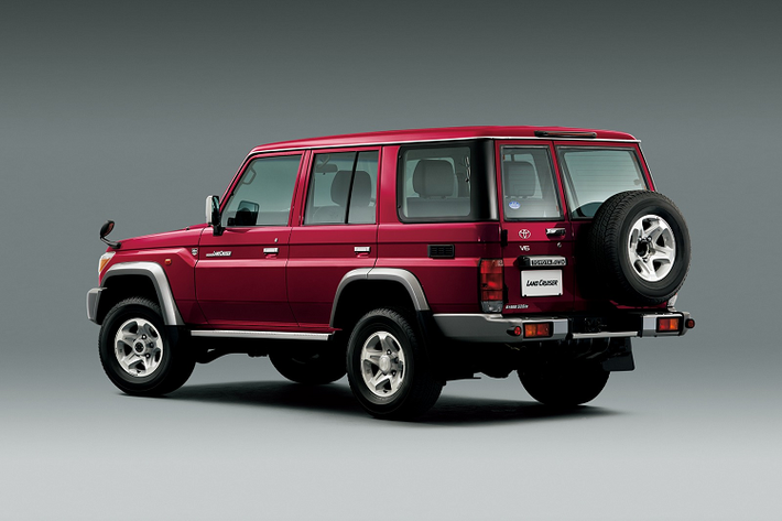 Trong nhiều năm qua, mẫu Toyota Land Cruiser 70 Series không ngừng được hãng xe Nhật Bản nâng cấp và cải tiến về mặt an toàn, khí thải và tính năng. Mới nhất là vào năm 2020 vừa qua, Toyota Land Cruiser 70 Series được bổ sung thêm hệ thống thông tin giải trí với màn hình cảm ứng 6,1 inch, mang đến cho xe hệ thống định vị dẫn đường, kết nối Bluetooth và nhiều cổng USB.