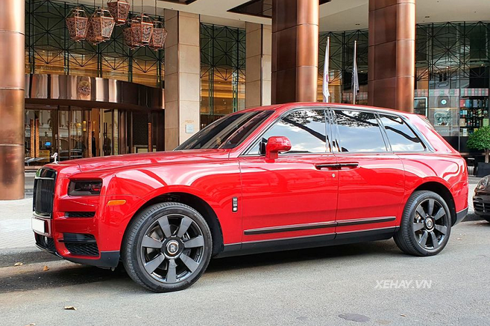 Mới đây, cánh săn ảnh TP.HCM đã có dịp bắt gặp siêu phẩm Rolls-Royce Cullinan đặc biệt với màu sơn đỏ vô cùng hiếm tại Việt Nam. Hiện tại, mức giá xe Rolls-Royce Cullinan chính hãng cũng như nhập khẩu tư nhân khoảng hơn 40 tỷ đồng.