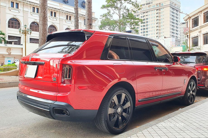 Thay thế cho bộ mâm độ Mansory đắt giá 24 inch, chủ nhân của chiếc Rolls-Royce Cullinan này giờ đây trang bị cho xe bộ mâm nguyên bản 7 chấu sơn đen mờ cùng kích thước khiêm tốn hơn, chỉ 22 inch. Dù vậy, chiếc xe siêu sang tới từ Anh Quốc vẫn nổi bật một cách tuyệt đối.