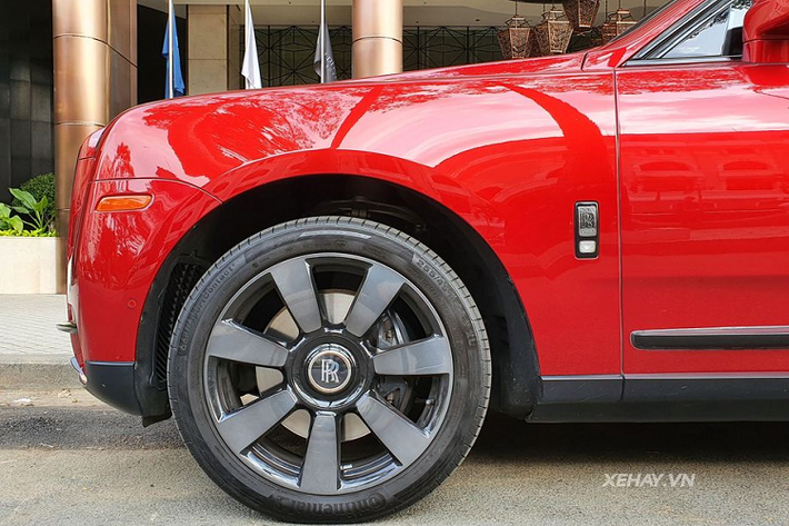 Theo tìm hiểu, nước sơn đỏ ngoại thất đầy ấn tượng của siêu phẩm Rolls-Royce Cullinan này có tên Mugello Red và là màu sơn tuỳ chọn. Khác với những màu đỏ thông thường, màu đỏ trên Cullinan có tông tối hơn nhưng độ bóng và độ mịn của màu lại vô cùng tuyệt hảo