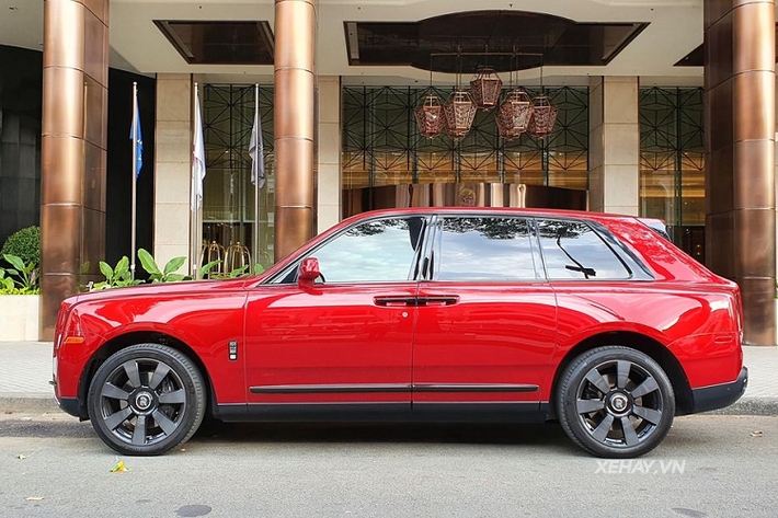 Không chỉ đẹp mắt ở ngoại hình, Rolls-Royce Cullinan còn sở hữu khoang cabin thuộc hàng xa xỉ bậc nhất hiện nay. Toàn bộ khoang xe được bao bọc bởi những vật liệu đắt tiền như da bò thượng hạng, ốp gỗ tự nhiên hoặc carbon tuỳ chọn, hệ thống giải trí hiện đại với dàn âm thanh Bespoke thửa riêng...