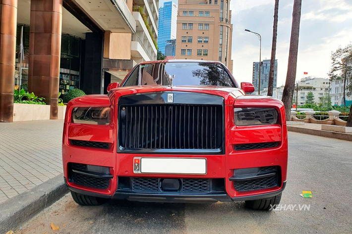 Ngoài ra, Rolls-Royce Cullinan cũng có khả năng vượt địa hình ấn tượng với hệ dẫn động 4 bánh toàn thời gian cùng cơ cấu treo khí nén tự điều chỉnh chiều cao ở từng chế độ lái. Để kéo một thân hình to lớn, hãng xe siêu sang nước Anh đã trang bị trên mẫu SUV của mình khối động cơ V12 tăng áp kép với dung tích 6,75 lít, cho ra công suất 563 mã lực và mô men xoắn 850 Nm. Đây cũng chính là một trong những mẫu SUV có sức mạnh đáng nể bậc nhất trên thế giới.