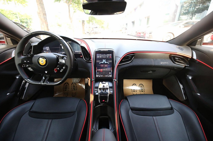 Nói đến những chú ngựa chồm của hãng xe Ý thì phải kể đến màu sơn huyền thoại Rosso Corsa. Hiện chỉ có đúng 1 chiếc siêu xe 4 chỗ ngồi Ferrari Roma về nước mang màu sơn đỏ hiếu chiến này và xe vẫn đang tìm khách hàng mua để trải nghiệm cảm giác lái siêu xe Ferrari có đến 4 chỗ ngồi.