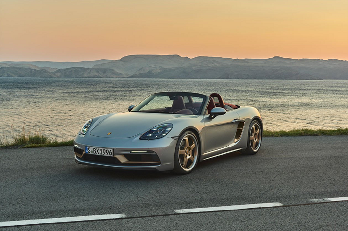 Porsche vừa cho ra mắt phiên bản đặc biệt của mẫu xe thể thao Boxster nhân dịp kỷ niệm 25 năm dòng xe Boxster/Cayman ra đời. Thế hệ đầu tiên của mẫu xe thể thao Porsche Boxster được tung ra thị trường vào năm 1996, từ đó trở thành mẫu xe thể thao danh tiếng.