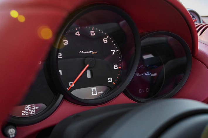 Sức mạnh của Porsche Boxster 25 Years Edition đến từ động cơ 6 xy-lanh Boxer 4.0L, với tùy chọn hộp số Thramada 6 cấp hoặc ly hợp kép PDK 7 cấp. Khối động cơ này có công suất cực đại 400 mã lực, khả năng tăng tốc 0-100 km/h trong 4 giây trước khi đạt tốc độ tối đa 293 km/h (nếu trang bị gói Sport Chrono).