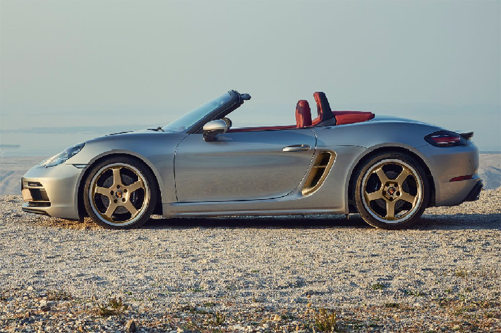 Ngoài ra, phiên bản này có thêm các phụ kiện như khung kính chắn gió màu đen, nắp bình xăng có chữ Porsche, ống xả được đánh bóng. Porsche Boxster 25 Years Edition còn có tùy chọn màu sơn đen kim loại hoặc trắng Carrara White Metallic.