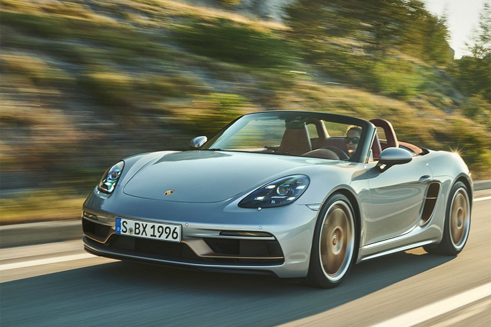 Trang bị tiêu chuẩn có trên mẫu xe thể thao mui trần này gồm bộ giảm xóc thể thao Porsche Active Suspension Management (PASM), có thể hạ gầm 10 mm, hệ thống phân phối mô-men xoắn Porsche Torque Vectoring (PTV) và vi sai hạn chế trượt cơ học.
