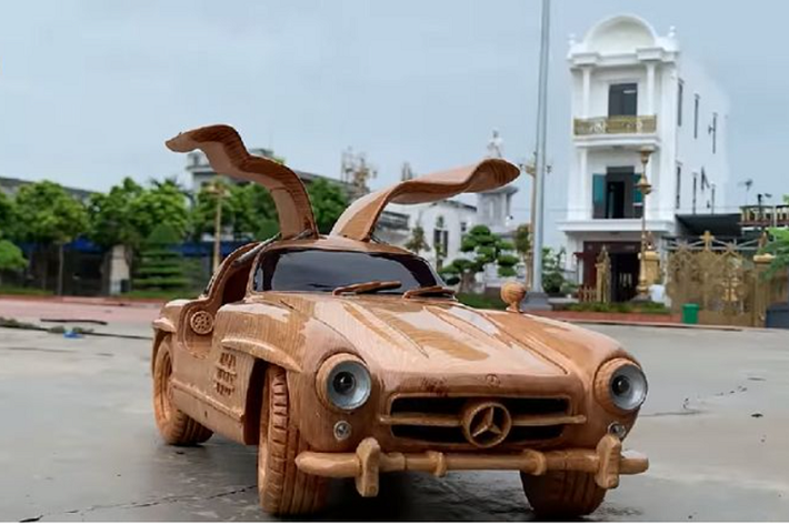 Woodworking Art là một kênh Youtube nổi tiếng không chỉ ở Việt Nam mà còn thu hút sự chú ý đông đảo của người yêu nghệ thuật khắp thế giới bởi các tác phẩm xe ôtô bằng gỗ vô cùng tinh xảo như chiếc Toyota Land Cruise Prado hay chiếc Ford F-150 Raptor... và mới đây nhất là Mercedes-Benz 300 SL Gullwing 1955 bằng gỗ.