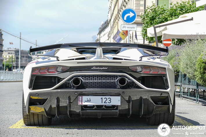 "Trái tim" của Lamborghini Aventador SVJ Roadster là khối động cơ xăng V12, dung tích 6.5L, sản sinh công suất tối đa 759 mã lực và mô-men xoắn cực đại 720 Nm. Nhờ đó, xe có thể tăng tốc từ 0-100 km/h trong thời gian chỉ 2,9 giây trước khi đạt vận tốc tối đa 350 km/h. Chiếc Lamborghini Aventador SVJ Roadster này cho thấy độ chịu chơi của các đại gia Trung Đông