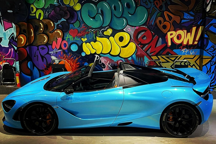 Giá xe McLaren 720S Spider tại Việt Nam khoảng hơn 20 tỷ đồng, xe được trang bị khối động cơ xăng V8, tăng áp kép, dung tích 4.0 lít, sản sinh công suất tối đa 710 mã lực tại vòng tua máy 7.000 vòng/phút và mô-men xoắn cực đại 770 Nm tại vòng tua máy 5.500 vòng/phút.