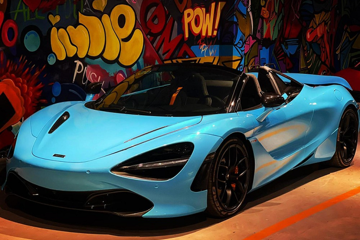 Sau khi đã tậu về garage chiếc siêu xe hybrid đình đám trên thế giới là Ferrari SF90 Stradale, đại gia lan đột biến ở Củ Chi đã chia tay mẫu siêu xe McLaren 720S Spider mui trần mang bộ áo màu đen Onyx duy nhất Việt Nam. Hiện chiếc siêu xe McLaren 720S Spider này cũng đã được thay áo sang màu xanh ngọc cá tính.