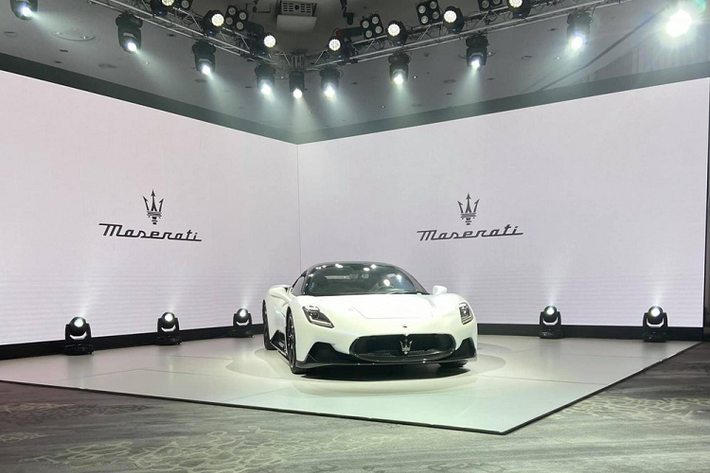 Siêu xe Maserati MC20 hoàn toàn mới được phát triển và cho ra đời sau nhiều năm nghiên cứu, đây cũng là mẫu xe đánh dấu bước quay trở lại thị trường siêu xe của hãng xe "cây đinh ba" kể từ sau khi ra mắt chiếc xe Maserati MC12 cách đây gần 16 năm về trước.