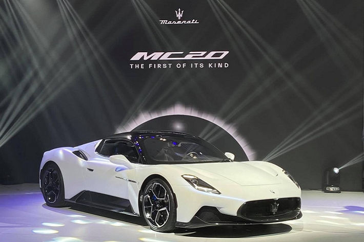 Siêu xe Maserati MC20 2021 mới lần đầu tiên đến Đông Nam Á với giá bán 16 tỷ đồng. Hiện tại, dòng siêu xe Maserati MC12 đang gần như "cháy hàng" trên thế giới nhưng chiếc xe đầu tiên cũng đã có mặt tại thị trường Đông Nam Á theo hình thức tạm nhập tái xuất để trưng bày và giới thiệu đến các khách hàng tại khối Asean này.