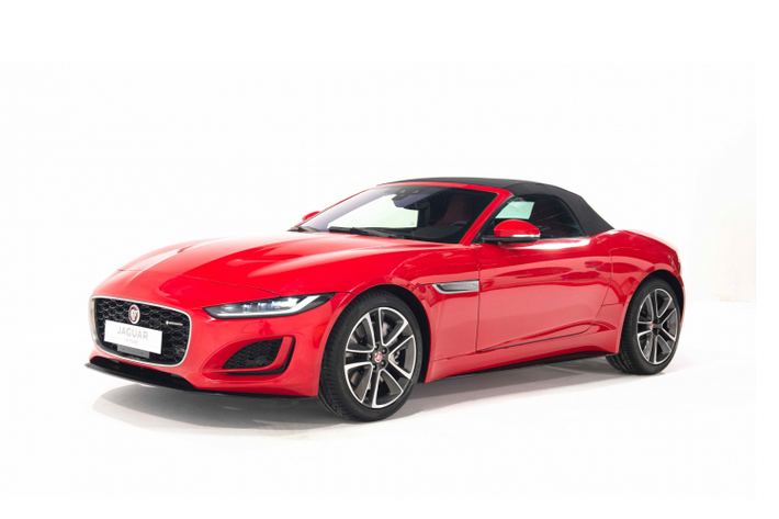 Tất cả phiên bản xe thể thao Jaguar F-TYPE mới đều sử dụng hộp số tự động 8 cấp Quickshift với đầy đủ tính năng sang số bằng tay, thông qua sử dụng tính năng SportShift hoặc lẫy sang số trên vô lăng. Xe đi kèm với hệ dẫn động cầu sau (RWD) hoặc bốn bánh toàn thời gian (AWD)