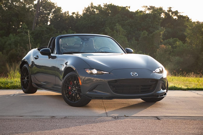 Với hơn 1 triệu xe bán ra kể từ năm 1989, Mazda MX-5 là mẫu xe thể thao mui trần 2 cửa bán chạy nhất trên thế giới. Trải qua 4 thế hệ, MX-5 được Mazda duy trì đặc tính vận hành thể thao với kích thước nhỏ gọn, cảm giác lái nhanh nhạy và được cải tiến khối lượng qua từng đời xe. Hiện tại, Mazda MX-5 đang được bán tại Nhật Bản và Mỹ với động cơ 2.0L mạnh 181 mã lực cùng tùy chọn hộp số sàn, hoặc hộp số tự động 6 cấp.