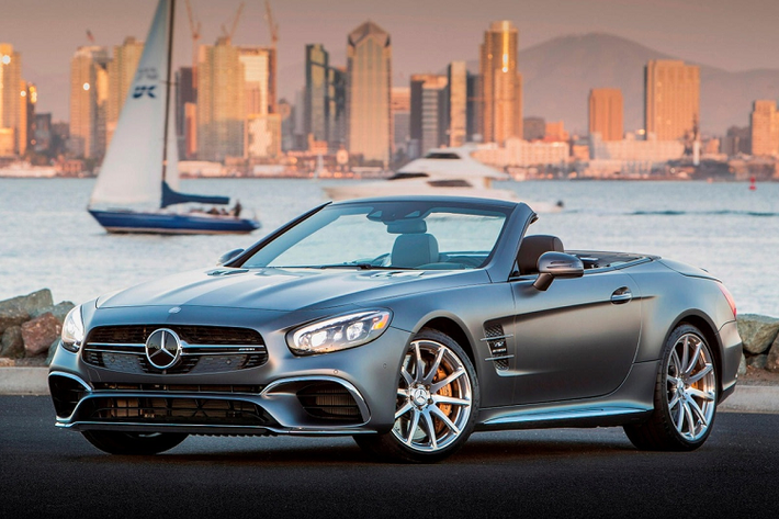 Mercedes-Benz SL-Class ra đời vào năm 1954 với thiết kế coupe và cửa mở theo kiểu cánh chim. Ba năm sau, biến thể 300 SL roadstrer mới trình làng và trở thành biểu tượng thời trang của Mercedes trong gần 7 thập kỷ. Bên cạnh thiết kế bắt mắt, mẫu xe mui trần còn là lựa chọn của tín đồ tốc độ với những tùy chọn động cơ mạnh mẽ đến từ Mercedes-AMG. Chiếc Mercedes-AMG SL 65 ra mắt năm 2018 có động cơ V12 tăng áp 6.0L, sản sinh công suất 621 mã lực.