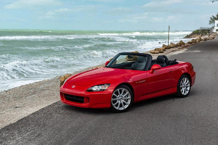 Một cái tên khác cạnh tranh với MX-5 được nhắc đến trong danh sách này là Honda S2000. Từ năm 1999 đến 2009, S2000 là dòng xe thể thao đầu bảng của Honda với động cơ hút khí tự nhiên có tỷ lệ công suất/dung tích tốt nhất thế giới, mỗi 1.000 cc sản sinh được 124 mã lực. Với động cơ 2.0L tên mã F20C, Honda S2000 có công suất tối đa đạt 247 mã lực. Xe được trang bị tiêu chuẩn hộp số sàn 6 cấp và từng động cơ bán tại Nhật Bản, Mỹ và Anh quốc.