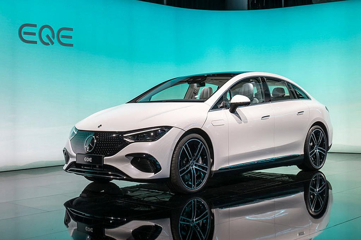Theo đó, trên trang chủ của Mercedes-Benz Việt Nam mới đây đã cập nhật những hình ảnh kèm thông tin về bộ đôi xe điện mới nhất của hãng là mẫu sedan Mercedes-Benz EQE và EQB. Động thái này nhanh chóng làm dấy lên nghi vấn về việc thương hiệu Ngôi sao ba cánh có thể sẽ sớm đưa những mẫu xe điện của hãng về nước và trở thành kẻ tiên phong trong thị trường xe sang chạy điện, vốn còn rất mới mẻ tại Việt Nam.