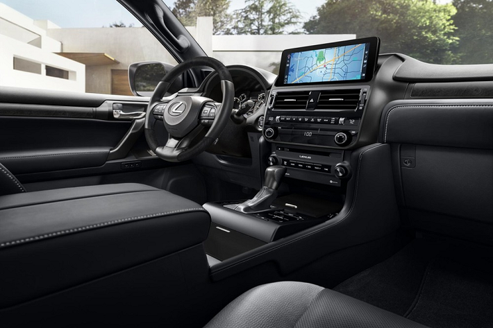Bước sang phiên bản 2022, mẫu xe SUV Lexus GX 460 được bổ sung những trang bị tiêu chuẩn mới như hệ thống hỗ trợ đỗ xe, hệ thống định vị và gương gập chỉnh điện. Bên trong mẫu SUV hạng sang này xuất hiện những trang bị mới như màn hình thông tin giải trí dạng cảm ứng 10,3 inch, hỗ trợ kết nối với điện thoại thông minh qua Apple CarPlay và Android Auto. Màn hình mới này mang đến cảm giác hiện đại và công nghệ cao hơn cho nội thất của Lexus GX 460 2022.