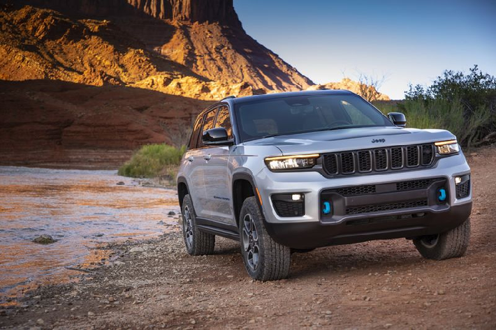 Ngoài ra, mẫu xe SUV Jeep Grand Cherokee SWB 2022 cũng có nhiều lựa chọn truyền thống khác, bao gồm máy V6 3.6L 293 mã lực / 353 Nm và động cơ Hemi V8 5.7L 357 mã lực / 529 Nm.
