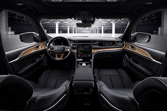Về nội thất, các trang bị bên trong của Grand Cherokee SWB 2022 tương tự với Grand Cherokee L 7 chỗ, vì vậy cabin xe toát lên vẻ sang trọng và công nghệ cao.