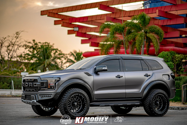 Chiếc Ford Everest đã được “lột xác” toàn diện về ngoại thất, toàn bộ phần đầu được lắp mặt ca-lăng với logo Ford sơn đen mờ, đèn pha LED mới, cản trước được thay đổi, fender phía trước được thay mới, nắp ca-pô cũng được thay đổi. Ngoài ra, hốc bánh phía sau xe còn được nâng cấp body thân rộng cho tổng thể xe hầm hố và phù hợp hơn với phần đầu xe. Cụm đèn hậu phía sau xe còn được sơn/dán khói và đồ họa lại, xe đi kèm với nhiều nâng cấp khác. Đáng chú ý, “dàn chân” đã được thay đổi để phù hợp với tổng thể hầm hố của chiếc “Everest Raptor”.
