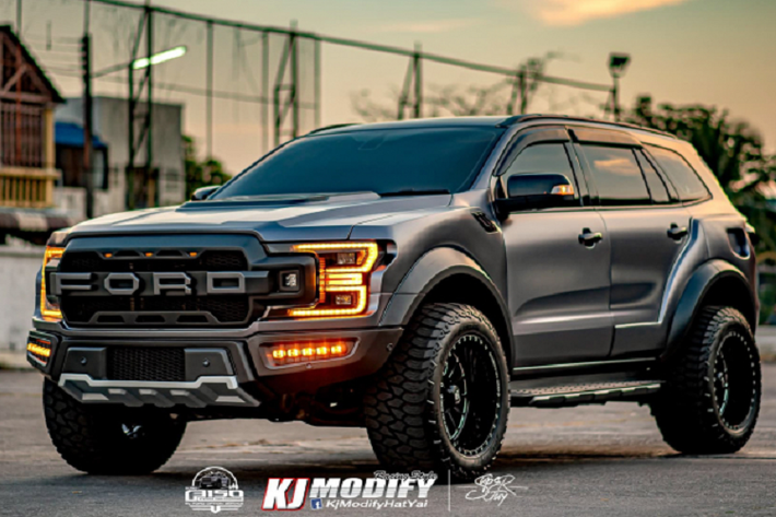 Dòng bán tải cỡ lớn Ford F-150 Raptor đã chinh phục nhiều khách hàng trên toàn thế giới nhờ vào thiết kế đẹp mắt và khả năng vận hành vượt trội. Chính vì thế, phong cách thiết kế của F-150 Raptor là cảm hứng cho nhiều thợ độ xe ở Thái Lan nâng cấp cho dòng bán tải cỡ trung Ranger và cả dòng SUV 7 chỗ Ford Everest của hãng xe Mỹ. Thái Lan là quốc gia “có tiếng” trong khu vực Đông Nam Á về độ và nâng cấp xe, đặc biệt là nâng cấp động cơ dầu cho các dòng bán tải.