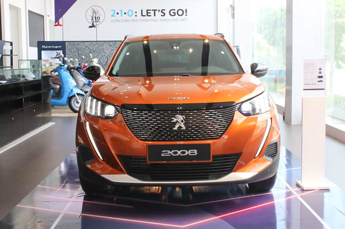 Hiện tại, mẫu xe Peugeot 2008 2021 mới đã có mặt trưng bày tại một số các đại lý của Peugeot Việt Nam. Peugeot 2008 2021 đã nhanh chóng nhận được nhiều sự quan tâm từ khách hàng đến xem xe. Được biết, những chiếc Peugeot 2008 2021 sẽ sớm đến tay khách hàng Việt ngay trong tháng 1/2021 này, trước thời điểm Tết Nguyên Đán sắp tới.