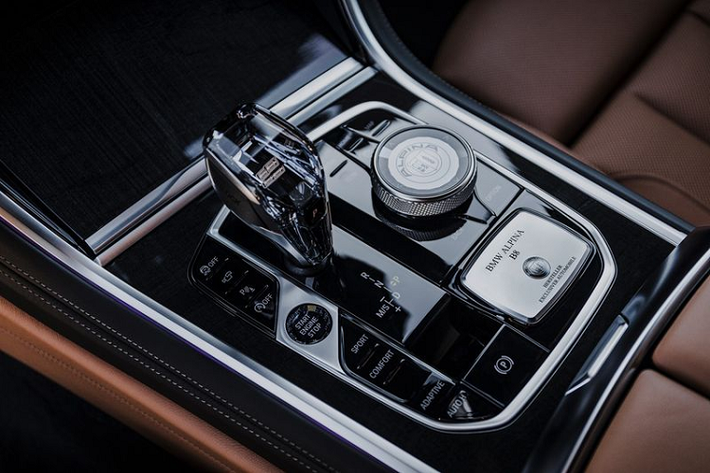 Alpina cũng không quên tạo một số điểm nhấn cho khoang cabin của Alpina B8 Gran Coupe 2022, với chữ "Alpina" trang trí cho cụm đồng hồ kỹ thuật số và bộ chọn chế độ lái iDrive, cùng một tấm bảng đặc biệt đặt ngay sau núm xoay chức năng.