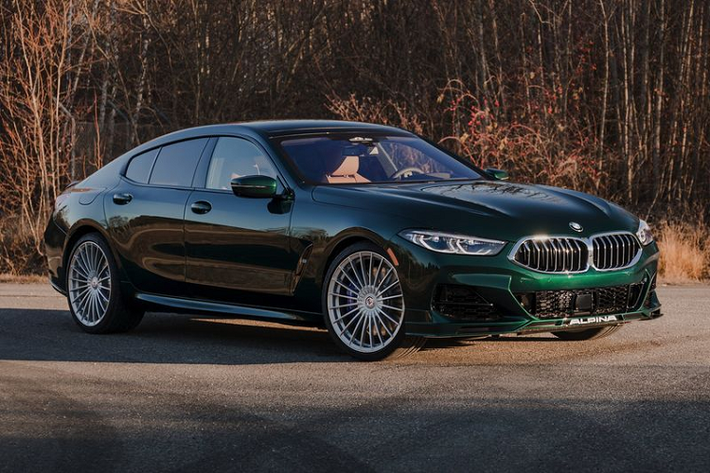 Khác với bản gốc BMW M850i Gran Coupe, Alpina B8 Gran Coupe 2022 mới có cản trước nổi bật hơn kèm dòng chữ "Alpina" bên dưới lưới tản nhiệt phụ, các hốc gió ở vòm bánh xe trước cũng được làm mới và cản sau thể thao hơn tích hợp bộ khuếch tán bốn vây mới.