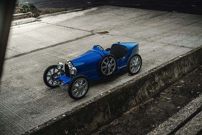 Ở chế độ Novice, xe bị giới hạn tốc độ 20 km/h và 1,3 mã lực, trong khi ở chế độ Expert, chiếc xe có thể đạt 50 km/h và 5,4 mã lực. Ngoài ra, xe còn có chế độ hiệu suất cao, giúp nâng công suất lên 13,4 mã lực và tốc độ tối đa 67,5 km/h.