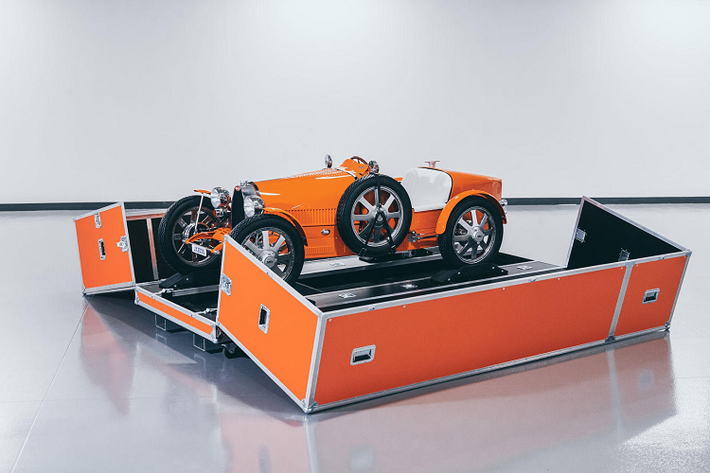 Dù là xe trẻ em, Bugatti Baby II vẫn có thể chở người lớn. Giống như bản gốc, chỉ có 500 chiếc được sản xuất, mỗi chiếc đều có thông số kỹ thuật riêng. Hai năm kể từ khi Baby II được giới thiệu, những chiếc xe đầu tiên mới đến tay khách hàng trong năm nay.