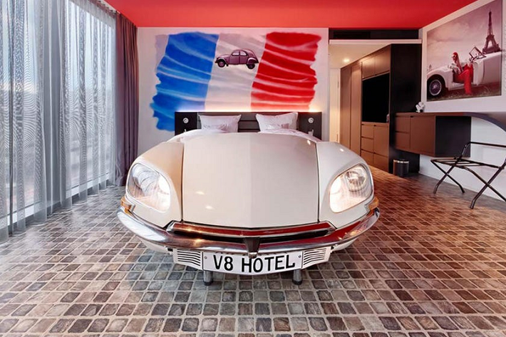 Nếu bạn muốn có thêm chỗ ở sang trọng, bạn có thể lựa chọn giường V12 Mercedes Suite với 4 tầng.