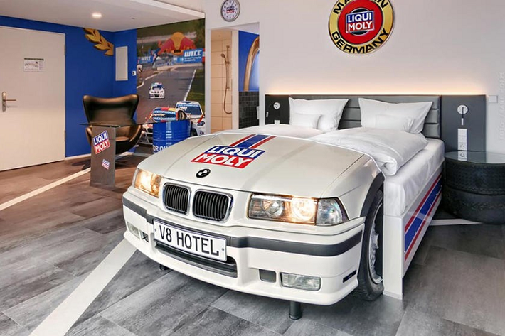 Vì V8 Hotel có trụ sở tại Stuggart, nên nó cũng cung cấp các chuyến tham quan tại các bảo tàng Mercedes-Benz và Porsche. Nhưng hoạt động hấp dẫn nhất là chương trình “Drive It”, cho phép bạn lái thử xe trong khi ở khách sạn.